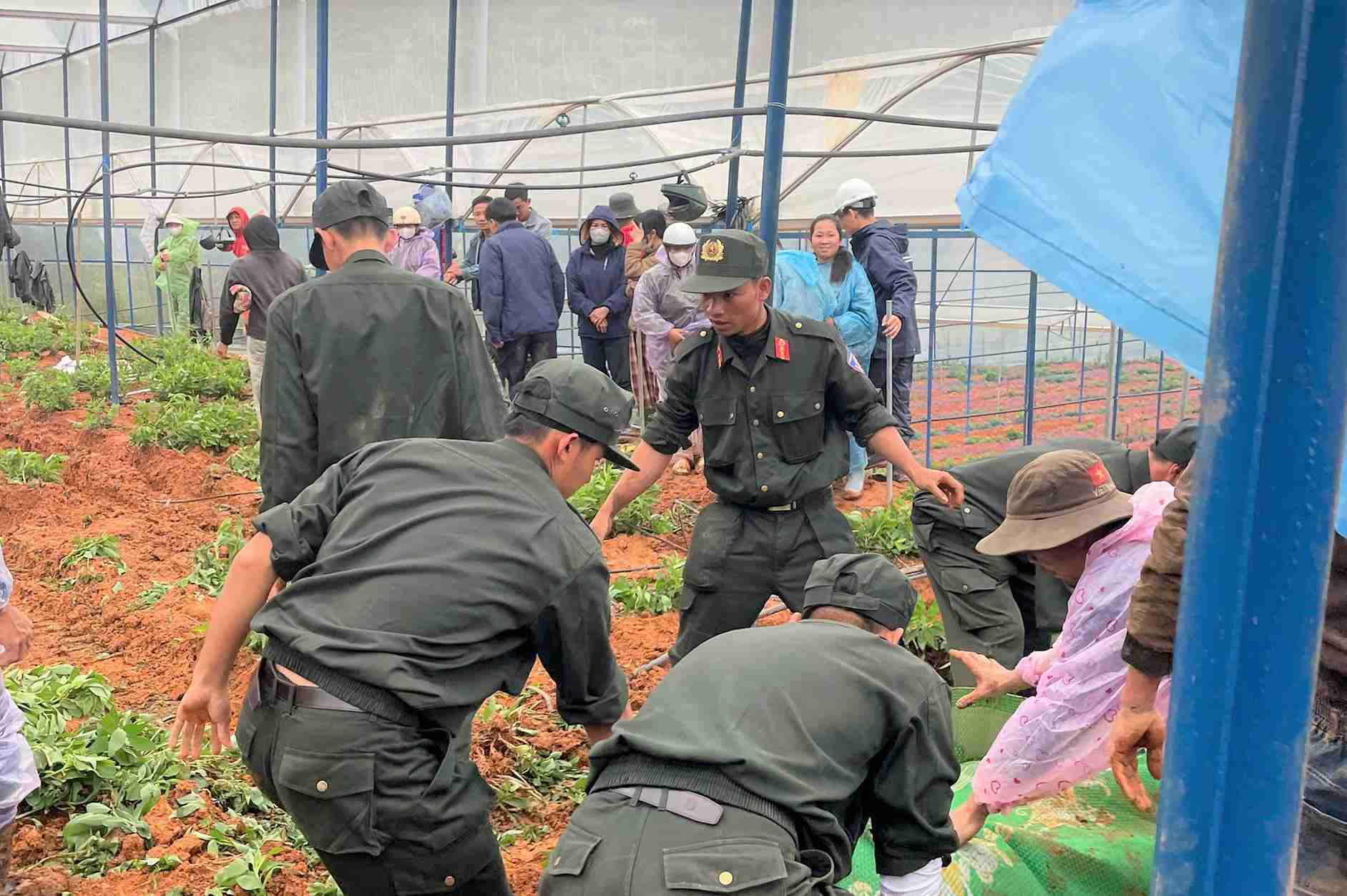 Sau nhieu no luc, den trua 20.11, luc luong cuu ho da tim thay thi the nguoi dan ong bi dat da vui lap khi dang lam vuon tai xa Lac Duong. Anh: Phuc Khanh