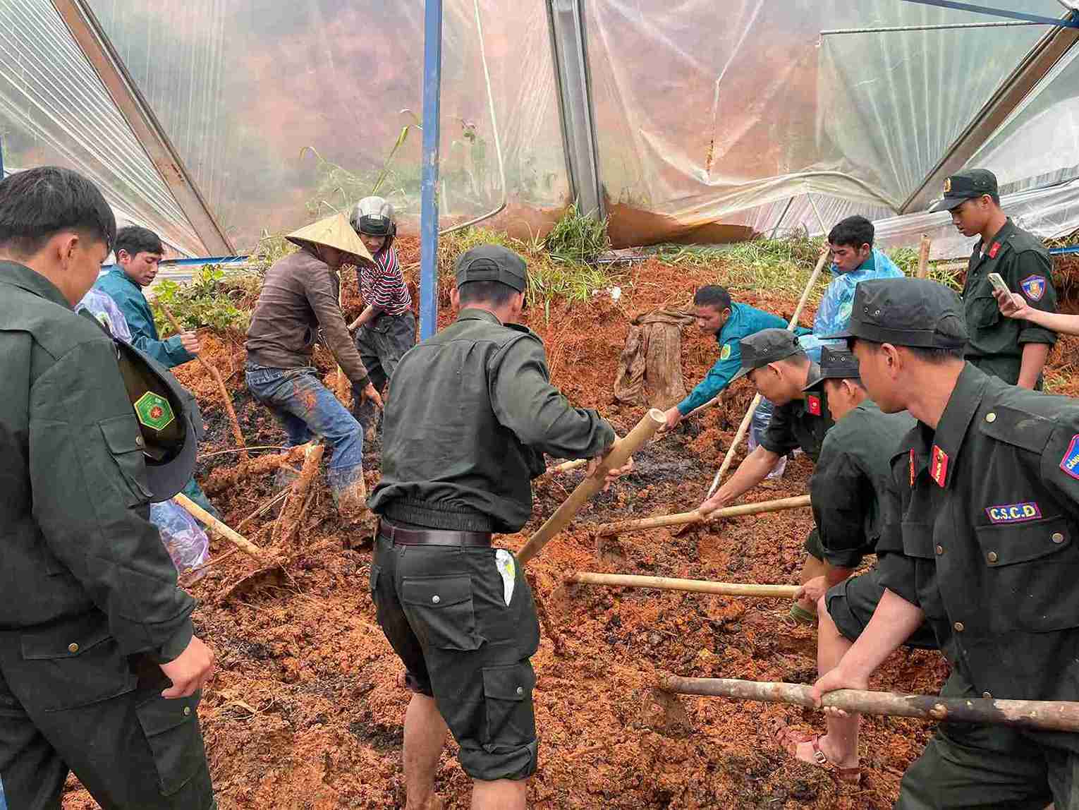 After many efforts, the authorities found the body of a man buried in rocks and soil in Lac Duong commune. Photo: Phuc Khanh