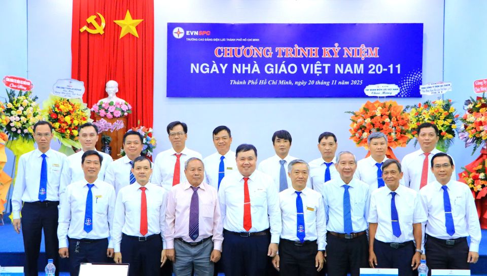 Ho Chi Minh City College of Electricity held a ceremony to celebrate the 49th anniversary of its founding and Vietnamese Teachers' Day. Photo: EVNSPC