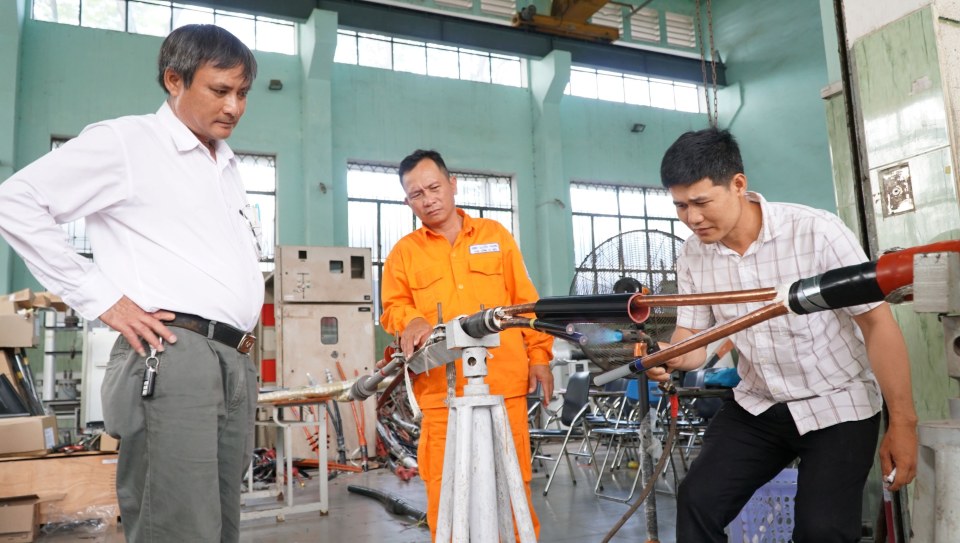 Gio dao tao thuc hanh dau noi cap ngam tai xuong thuc hanh cua Truong Cao dang dien luc TPHCM. Anh: EVNSPC