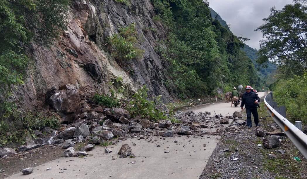 Landslide on Ho Chi Minh Road, West branch through Quang Tri. Photo: Van Duc