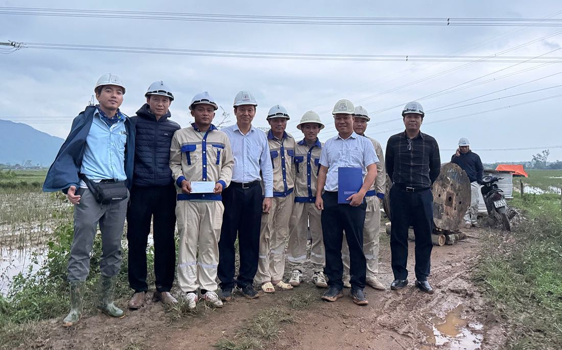 Chairman of EVNNPT Trade Union Trinh Tuan Son presented gifts to encourage units participating in the construction of the project cluster. Photo: Tien Xuan