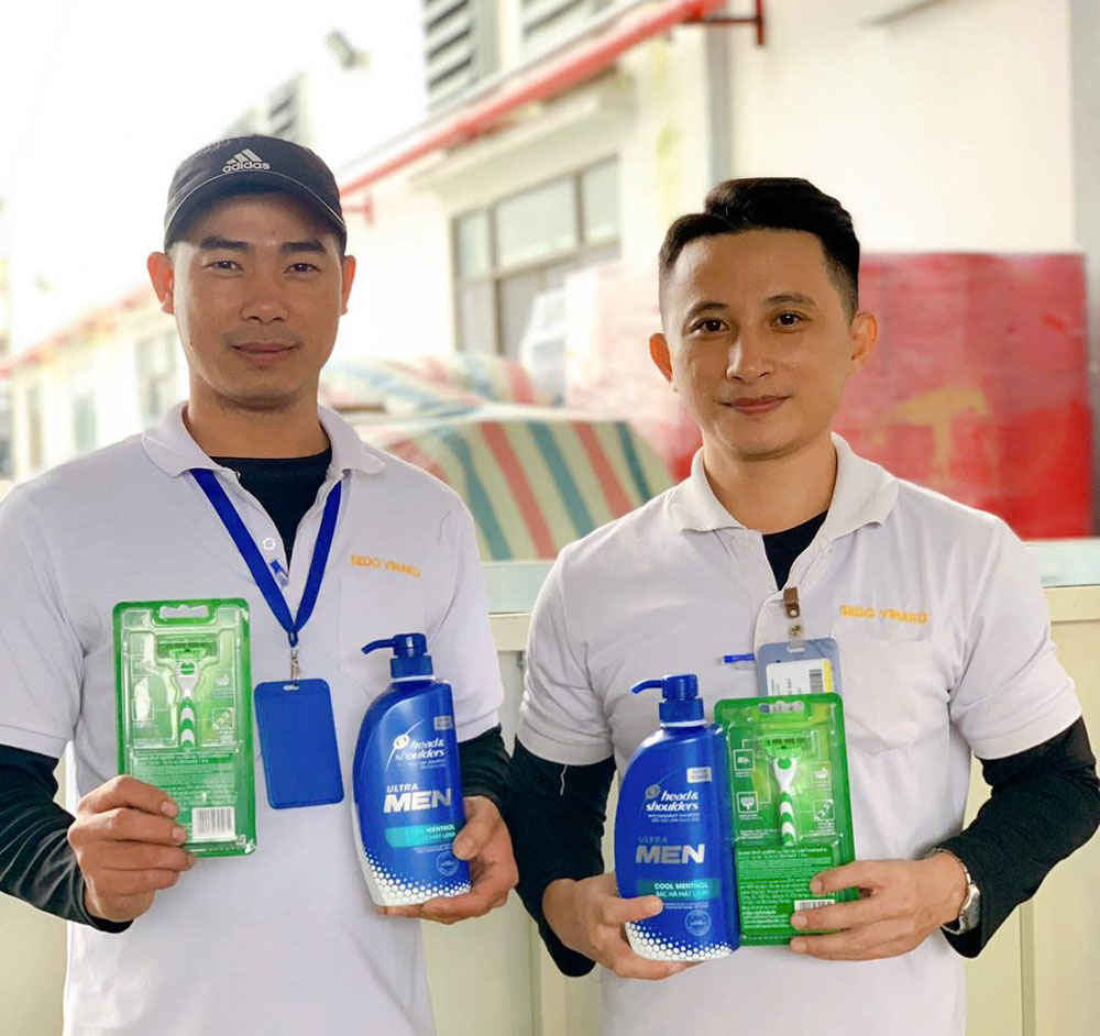 Con motivo del Dia Internacional de los Mujeres el 19 de noviembre el Sindicato y Sedo Vinako Co. Ltd. donaron 1.200 obsequios por un valor total de mas de 360 millones de VND a miembros del sindicato y trabajadores masculinos de la empresa. Foto: Sindicato de Da Nang