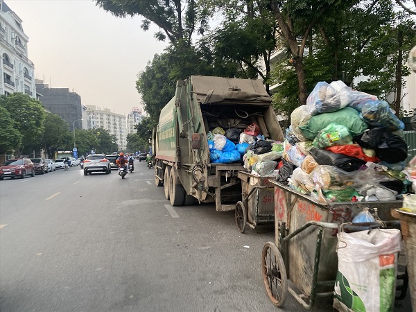 People reflect on overlapping environmental protection fees. Photo: Vinh Hoang
