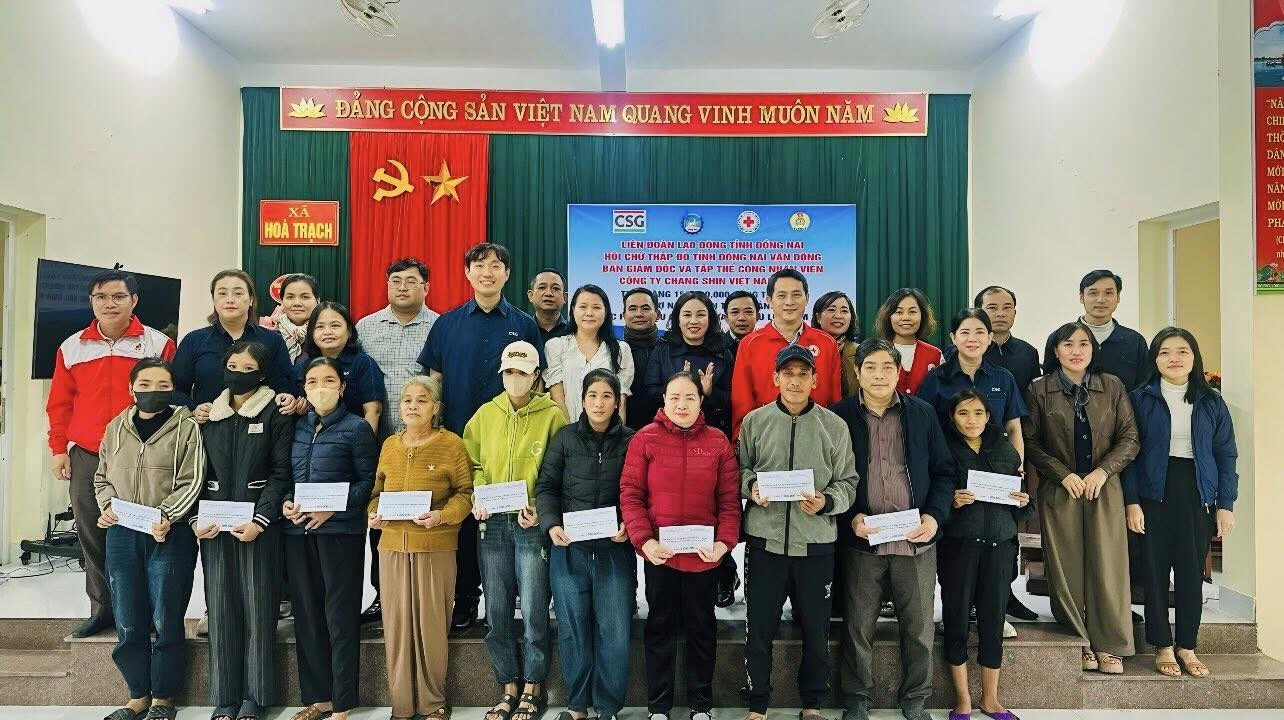 Regalos enviados a personas necesitadas en la comuna de Hoa Trach. Foto: Nguyen Hoai