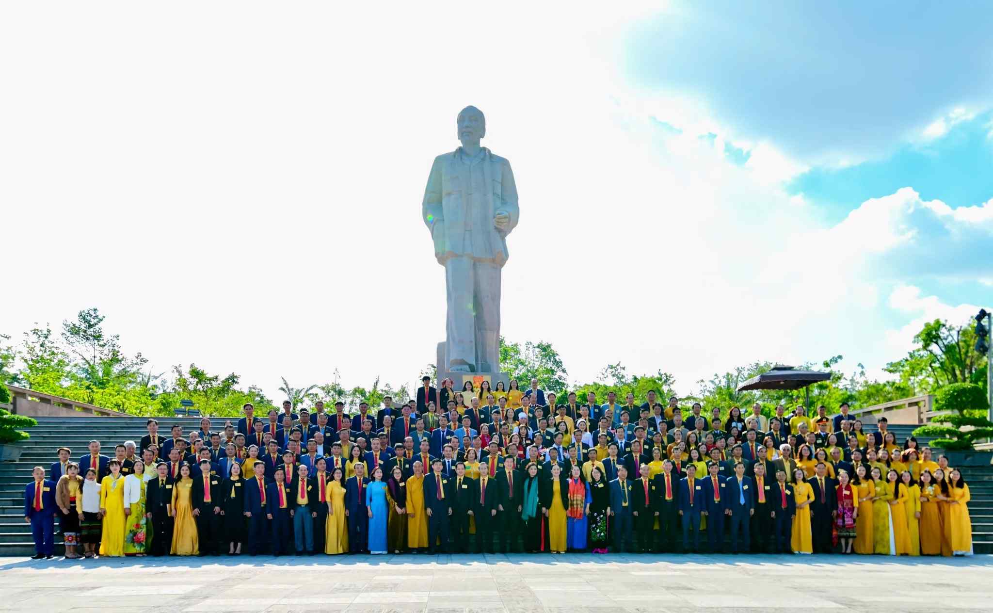 Cac dai bieu chup anh luu niem truoc Tuong dai Bac Ho tai Quang truong Ho Chi Minh. Anh: Ngoc Anh