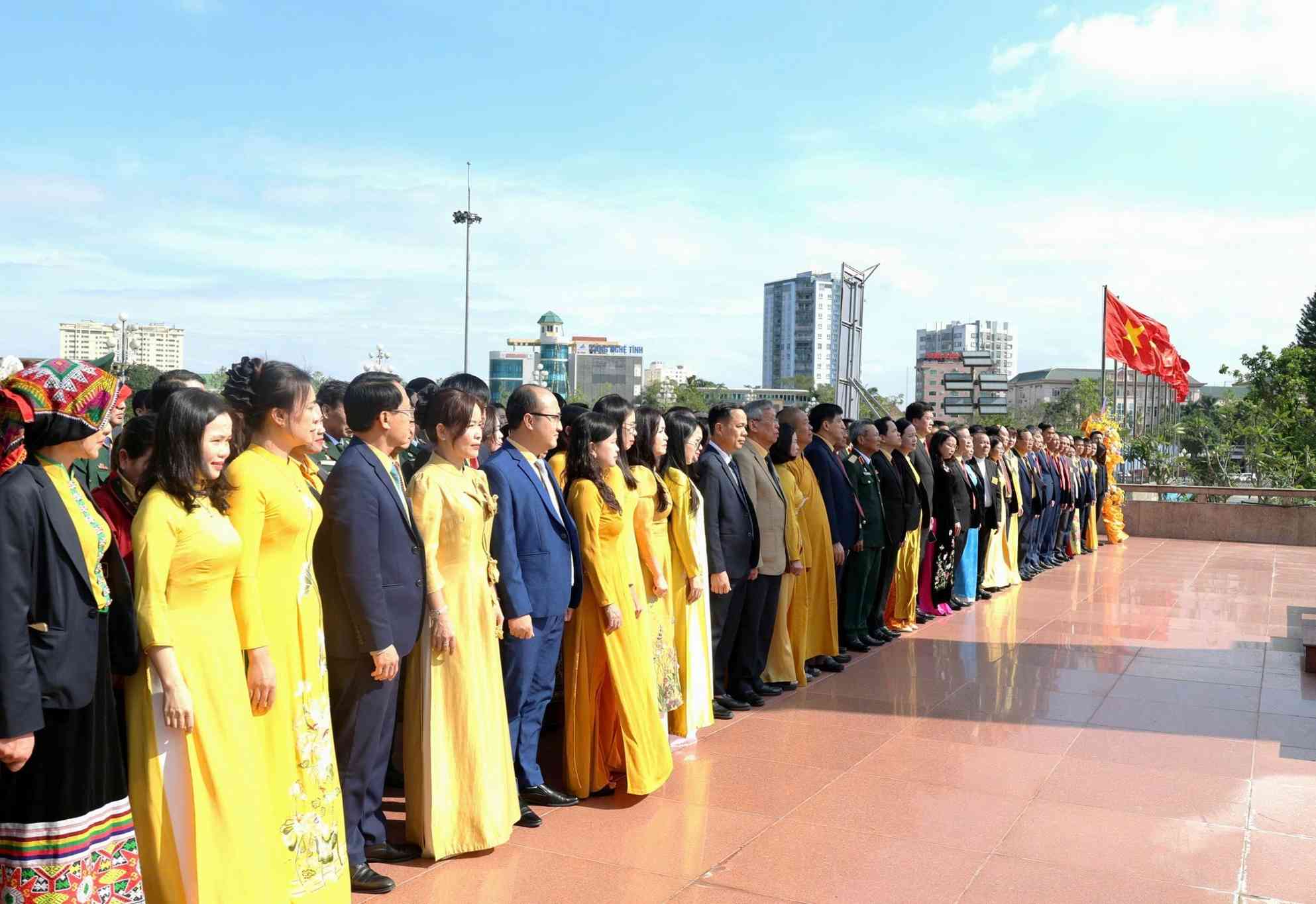 Doan dai bieu du Dai hoi MTTQ tinh Nghe An nhiem ky 2025 – 2030 dang hoa truoc Tuong dai Chu tich Ho Chi Minh. Anh: Ngoc Anh