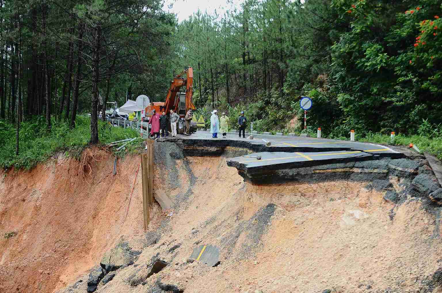 Sat lo khien deo Mimosa - cua ngo vao Da Lat te liet hoan toan. Anh: Phuc Khanh