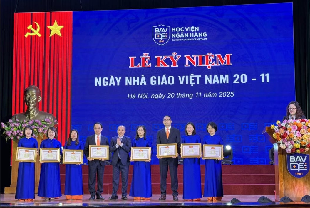 Ban lanh dao Hoc vien Ngan hang da trao danh hieu Chien si thi dua nganh ngan hang cho 8 ca nhan. Anh: BAV