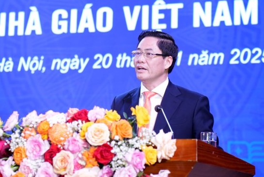 PGS.TS. Bui Huu Toan - Bi thu Dang uy, Chu tich Hoi dong Hoc vien Ngan hang chia se tai le ky niem. Anh: BAV