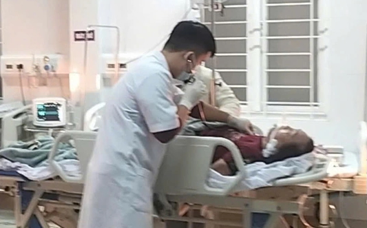 Two sisters in Quang Tri are in critical condition due to gas poisoning when burning coal for heating. Photo: Bac Quang Tri Regional General Hospital