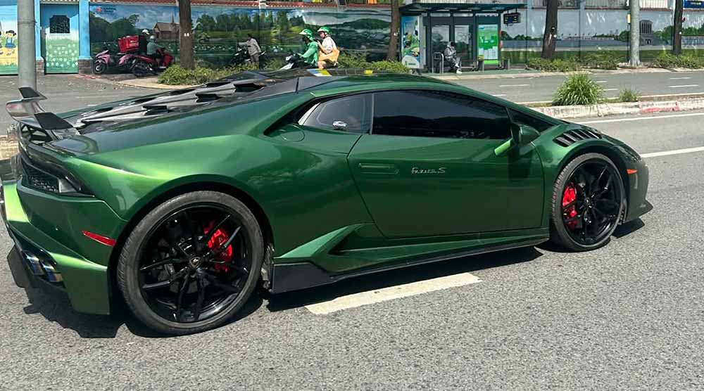 El Lamborghini Huracan LP610-4 aparece prominentemente en las calles de Ciudad Ho Chi Minh con una nueva capa de letrero verde oscuro. Foto: Pham Dung