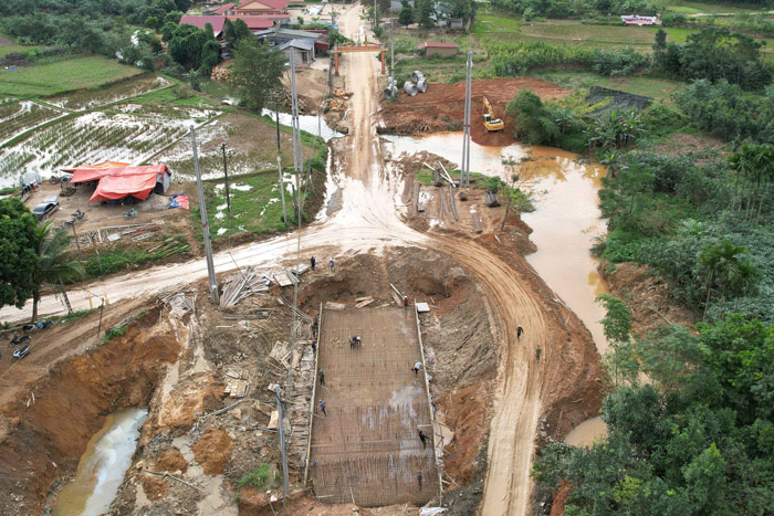 Nhieu may moc cung lao dong thi cong de som hoan thien du an. Anh: Thanh Hung