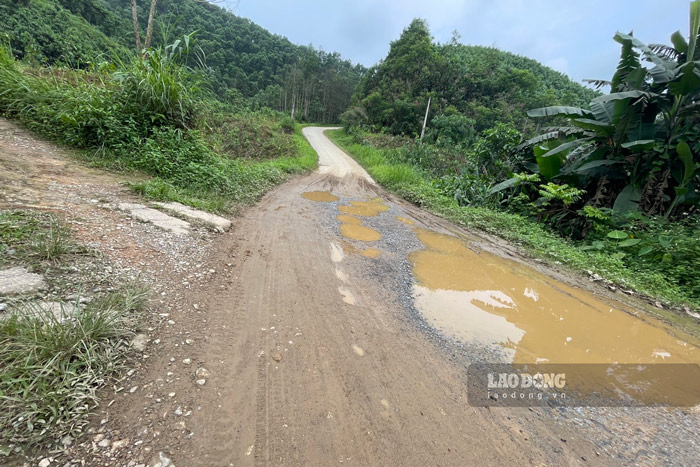 Mot so hinh anh ghi nhan vao thang 5.2024 ve tuyen duong Quy Mong–Kien Thanh xuong cap, hu hong truoc khi nang cap. Anh: Dinh Dai