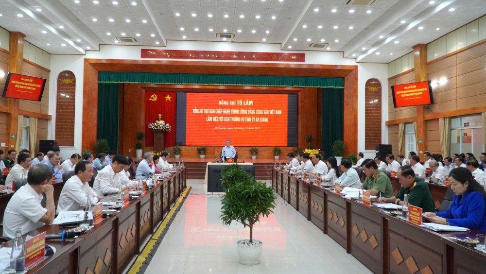 Quang canh hoi nghi. Anh: Van Si