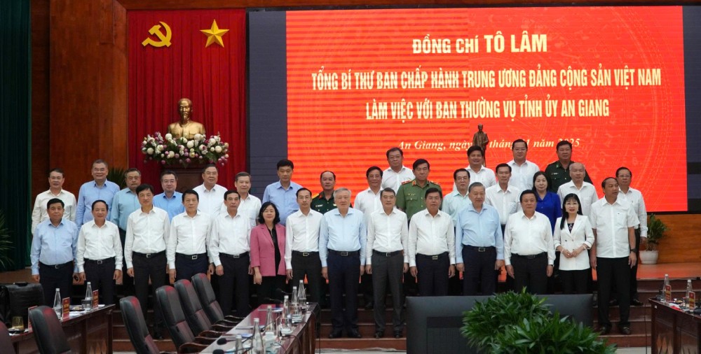 Cac dai bieu chup anh luu niem. Anh: Van Si