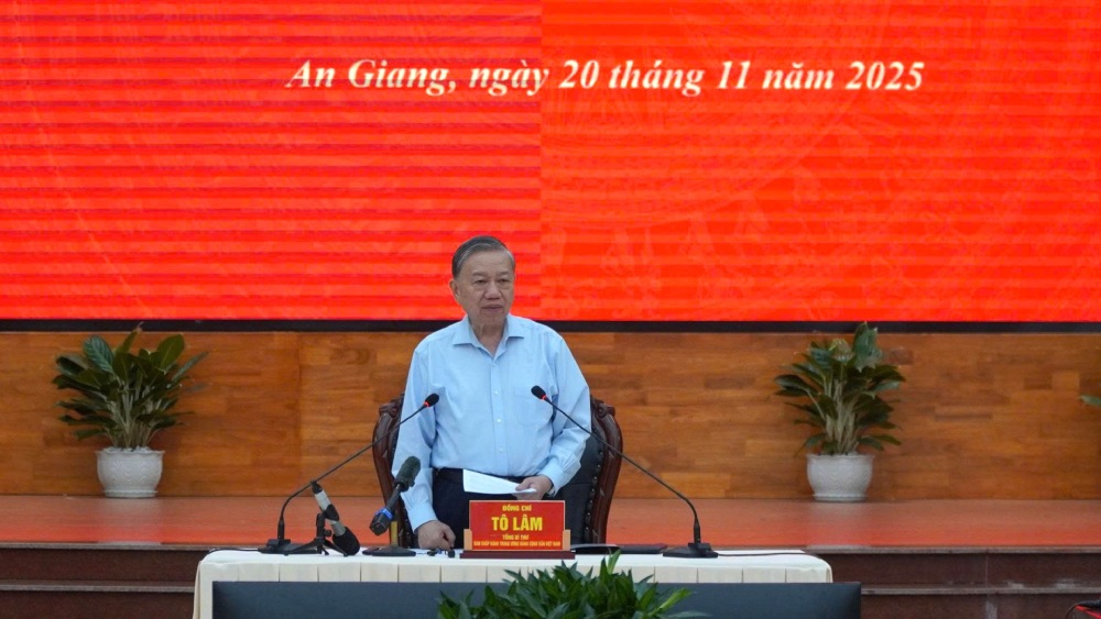 トー・ラム書記長は、アンザン氏があらゆる分野で科学技術の応用とデジタル変革を促進する必要があると示唆した。写真：ヴァン・シ