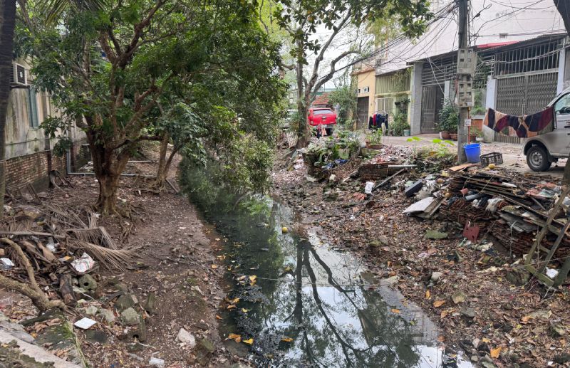 Nguoi dan lo ngai ve tinh trang o nhiem ngay mot nghiem trong cua doan muong. Anh: Nhom PV 