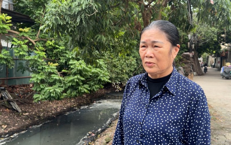 Ba Nguyen Thi Mai - To truong to dan pho so 27 cho biet da nhieu lan kien nghi ve anh huong tu du an dang do nhung khong duoc giai quyet triet de. Anh: Nhom PV