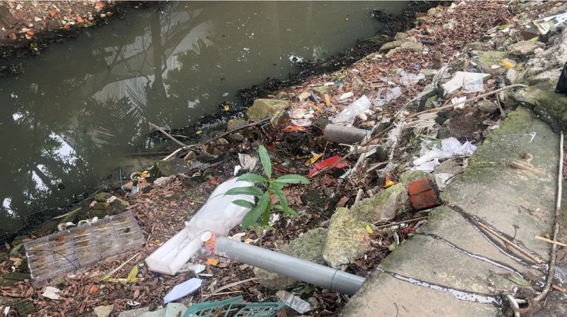 Rac, nuoc thai sinh hoat cung do thang ra doan muong. Anh: Nhom PV 