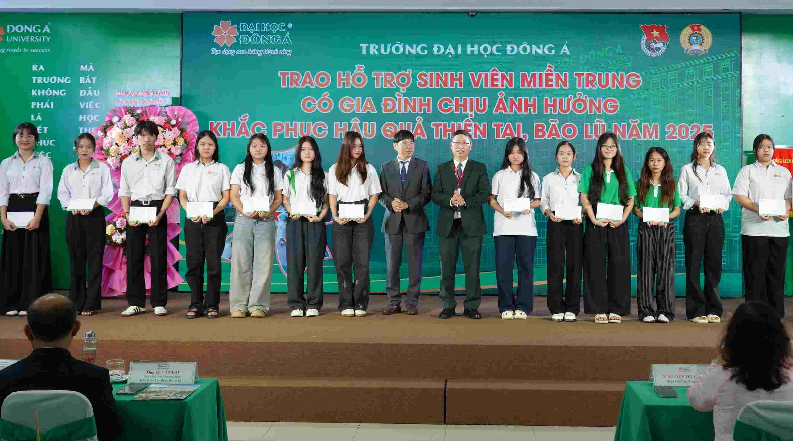 DH Dong A cung trao ho tro giang vien, CBNV va sinh vien co gia dinh bi thiet hai nang trong cac dot mua bao va lu lut thang 10 va 11 vua qua tai cac tinh mien Trung. Anh: Phuong Chi