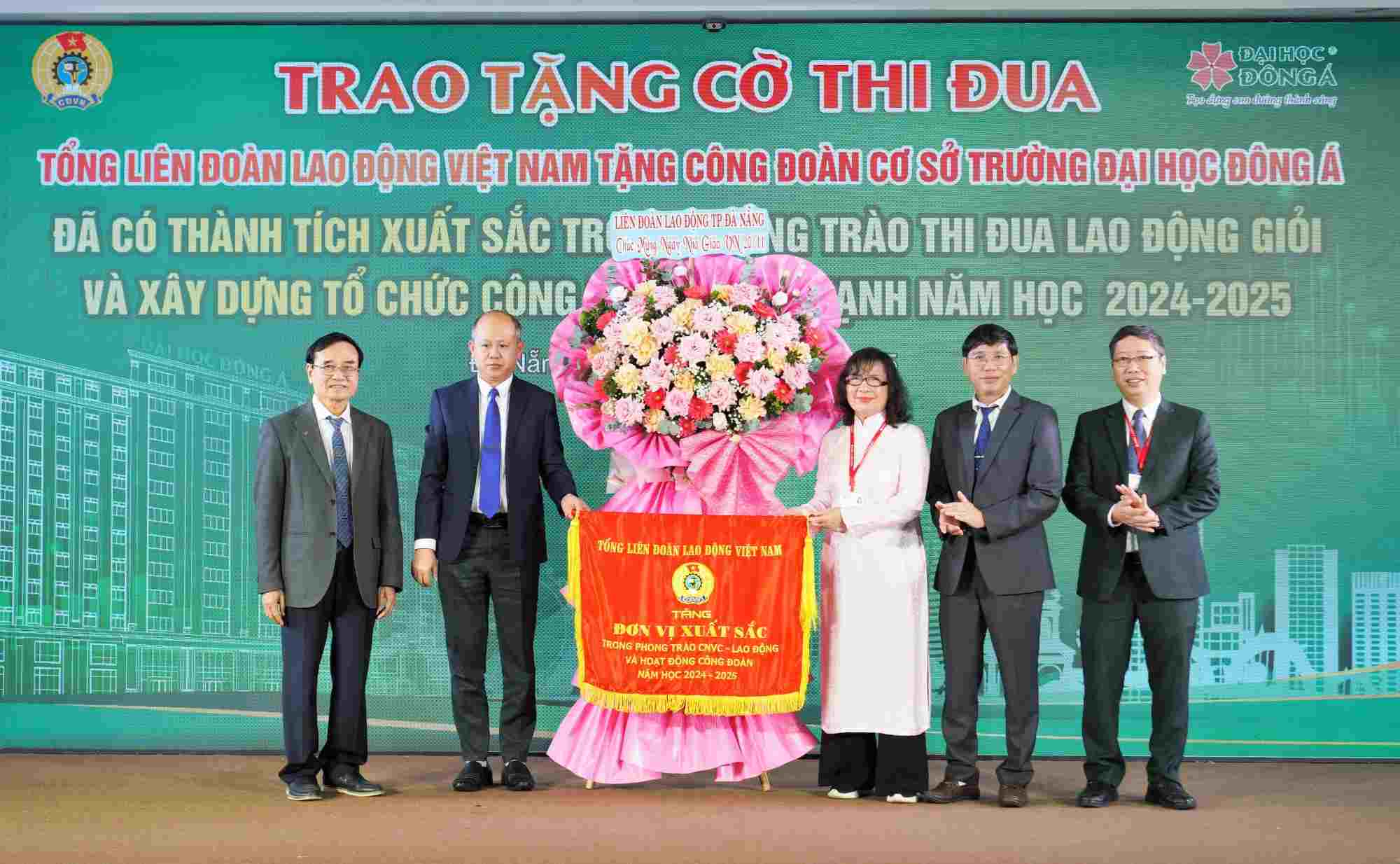 Authorized by the Vietnam General Confederation of Labor, Mr. Le Van Dai - Permanent Vice President of the Da Nang City Confederation of Labor - presented the Emulation Flag of the Vietnam General Confederation of Labor to Dong A University. Photo: Phuong Chi