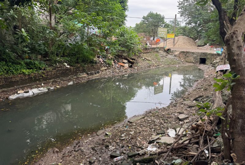 The project to renovate the sewer system connecting Vuc Lake, Dau Bang Lake and Tu Dinh Lake (Long Bien Ward, Hanoi) is still unfinished, causing frustration for local people. Photo: PV Group