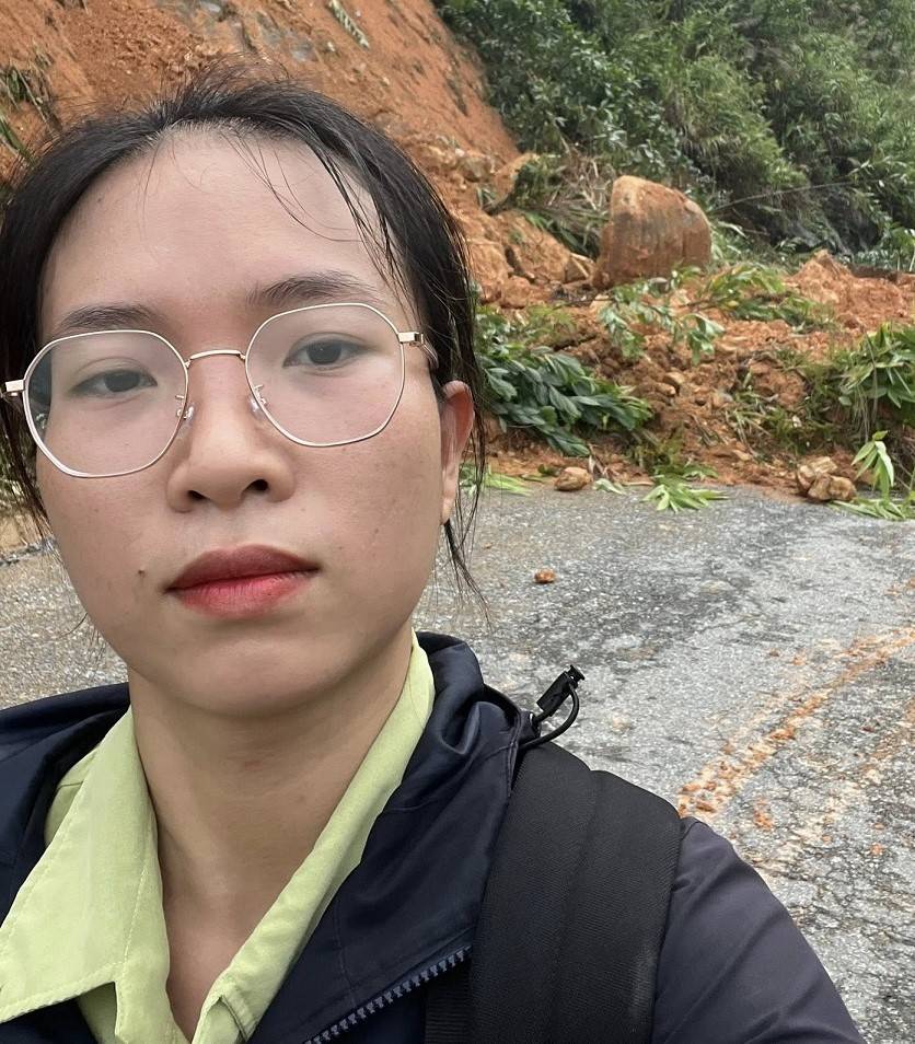 Co Nguyen Thi Thach Thao cung nhieu dong nghiep van deu dan vuot qua hang chuc diem sat lo de den truong. Anh: Thach Thao