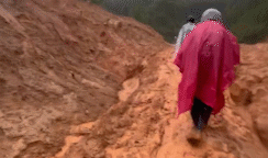 ソンリエン初等中等民族寄宿学校（ソンタイトゥオンコミューン）の教師たちは、土砂崩れの中を通って学校に通っている。写真: タチャオ