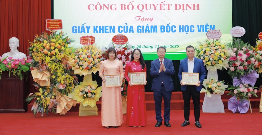 Giam doc Hoc vien Y - Duoc hoc co truyen Viet Nam tang Giay khen cho cac ca nhan tieu bieu. Anh: Hoc vien cung cap