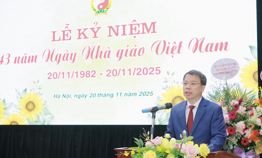 PGS.TS Nguyen Quoc Huy - Pho Bi thu Dang uy, Giam doc Hoc vien Y - Duoc hoc co truyen Viet Nam phat bieu tai le ky niem 43 nam Ngay Nha giao Viet Nam. Anh: Hoc vien cung cap