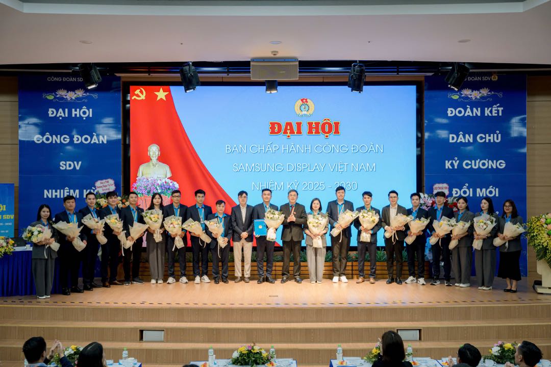 The leaders of the Bac Ninh Provincial Federation of Labor congratulated the Executive Committee of the Trade Union of Samsung Display Vietnam Co., Ltd., term III, 2025-2030. Photo: Quyet Chien