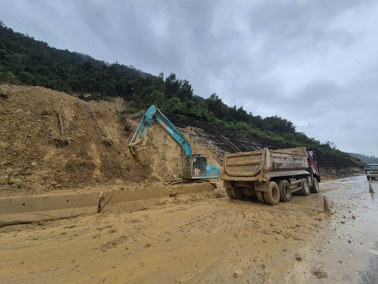 Superacion de deslizamientos de tierra en la autopista La Son - Hoa Lien. Foto: T. Hiep.