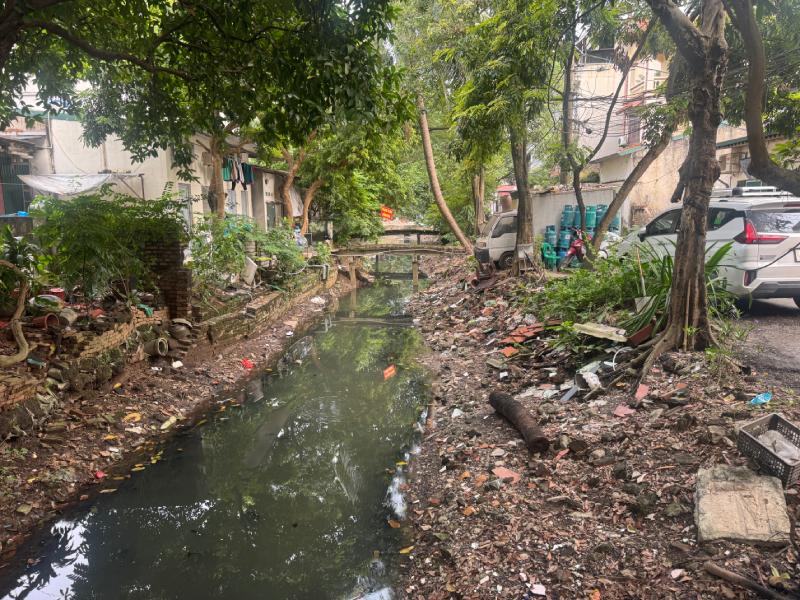 Du an cai tao he thong cong noi ho Vuc, ho Dau Bang va ho Tu Dinh dang do gay ra tinh trang o nhiem keo dai trong suot nhieu nam. Anh: Nhom PV