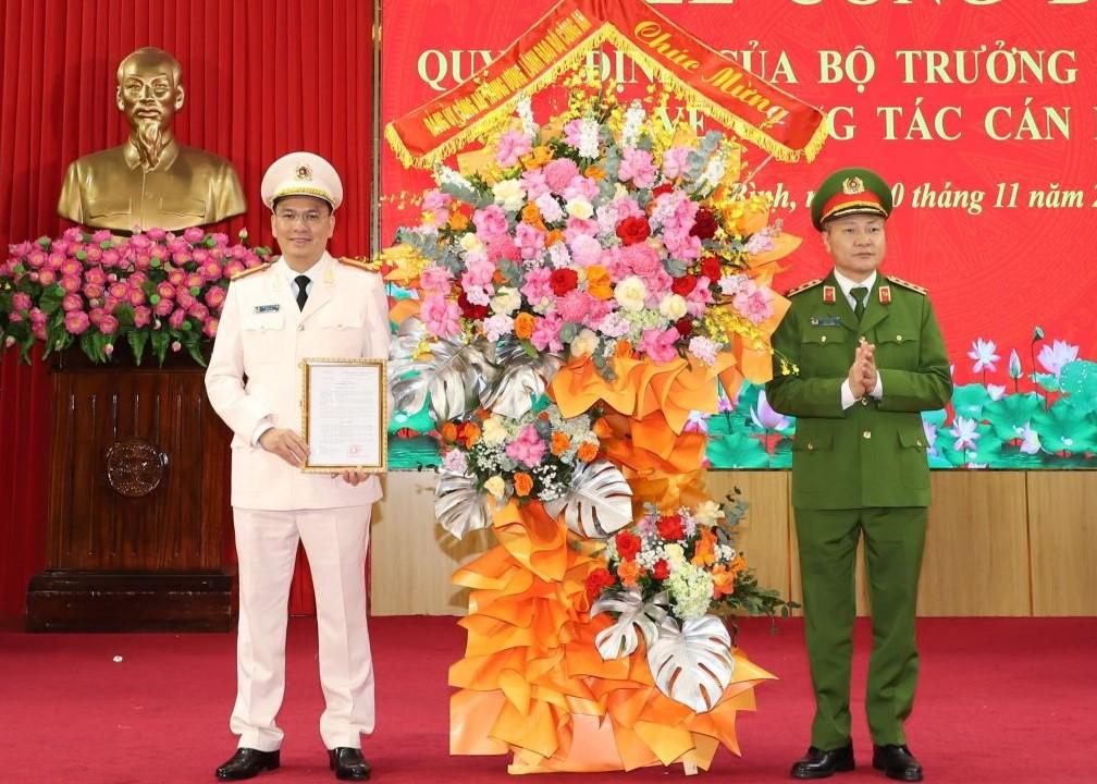 Senior Lieutenant General Nguyen Ngoc Lam - Deputy Minister of Public Security presented the Decision and presented flowers to congratulate Senior Lieutenant Colonel Cu Quoc Thang, the new Director of Ninh Binh Provincial Police. Photo: Dieu Anh