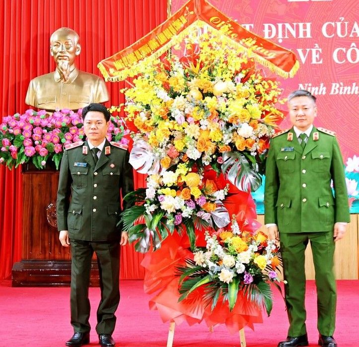 Thuong tuong Nguyen Ngoc Lam - Thu truong Bo Cong an tang hoa chuc mung Thieu tuong Nguyen Huu Manh. Anh: Dieu Anh