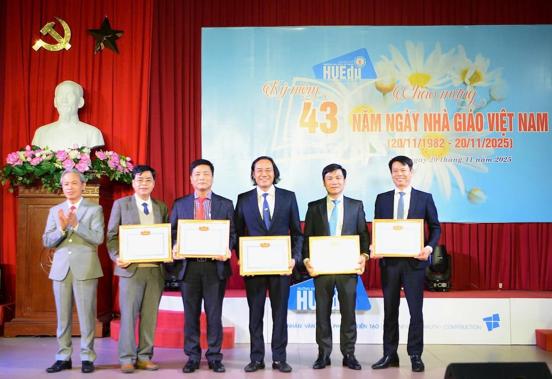 The school awarded Certificates of Merit from the Minister of Education and Training to 5 individuals for their outstanding achievements in 2023 and 2024, and Certificates of Merit from the Prime Minister to 5 individuals for their outstanding achievements in the period of 2019 - 2024. Photo: Mai Lan.