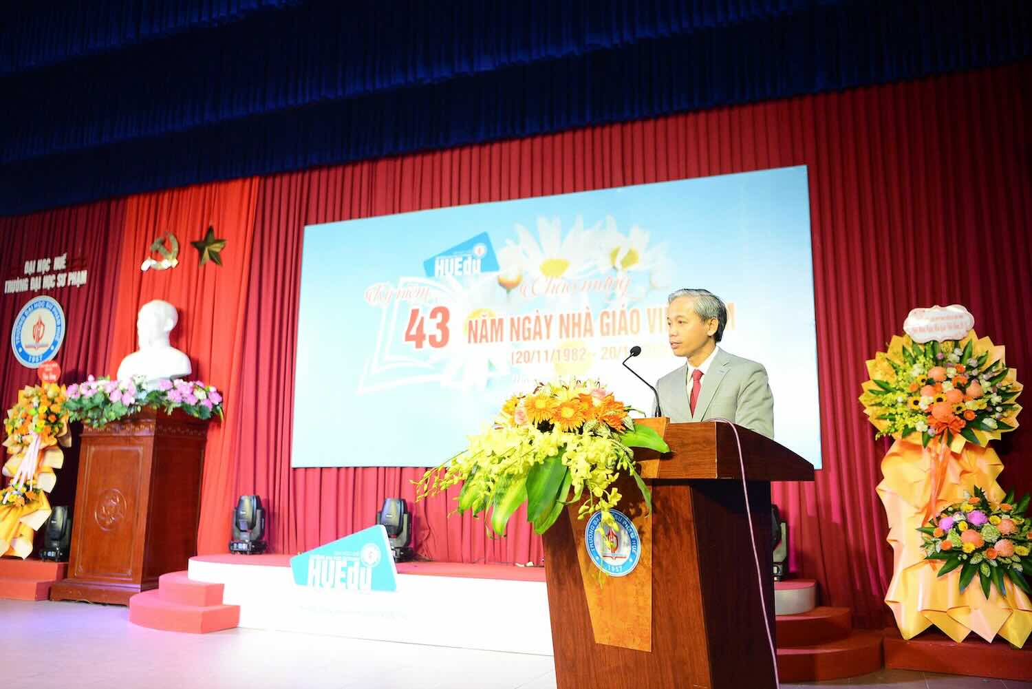 TS Le Ho Son - Hieu truong Truong DH Su Pham, Dai hoc Hue phat bieu tai buoi le. Anh: Mai Lan.