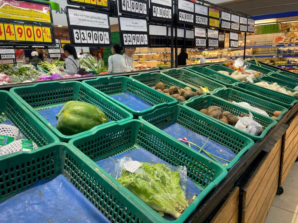 Trong khi cac sieu thi giu gia rau cu on dinh thi tai cac cho gia dang tang cao do dut gay nguon cung. Anh: Phuong Linh