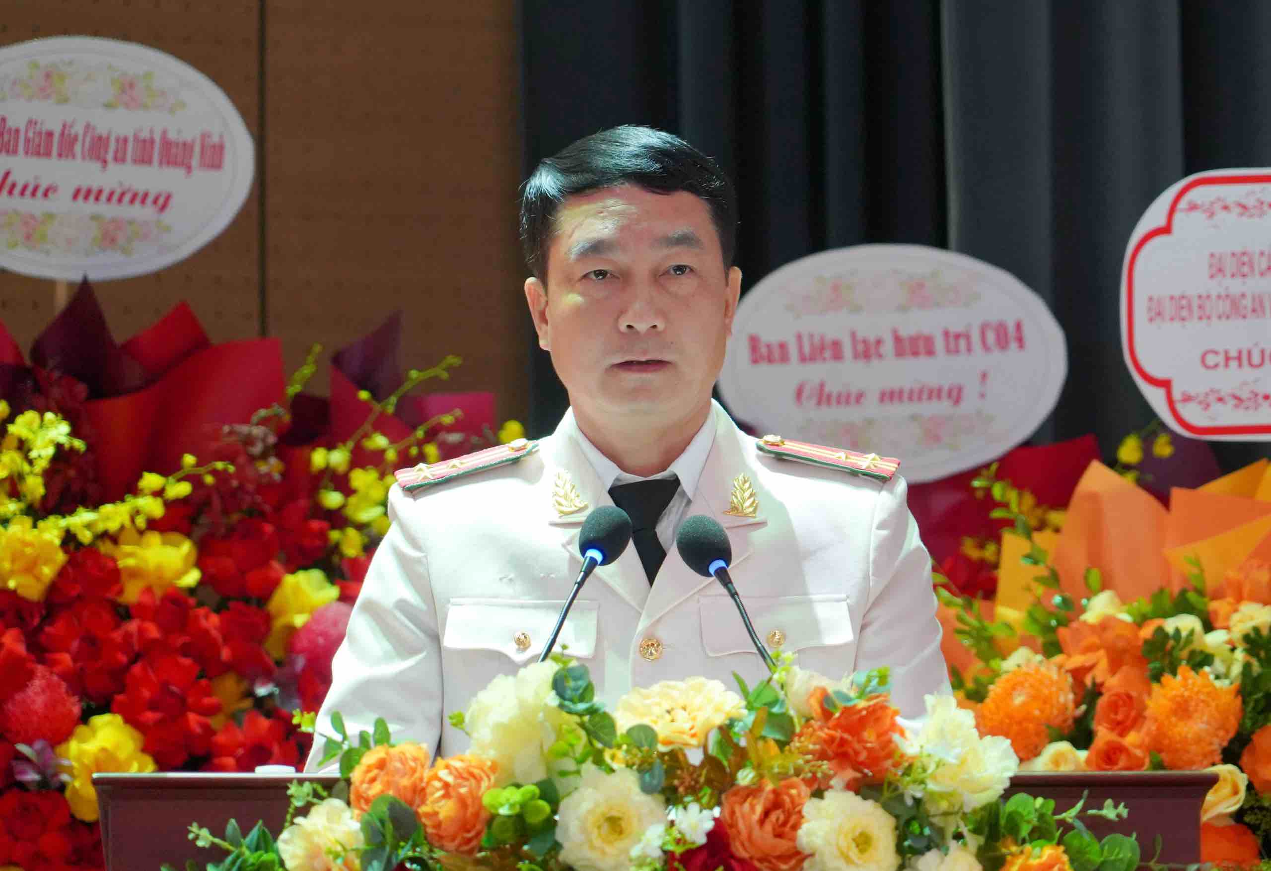 Thuong ta Bui Duy Hung phat bieu nhan nhiem vu.  