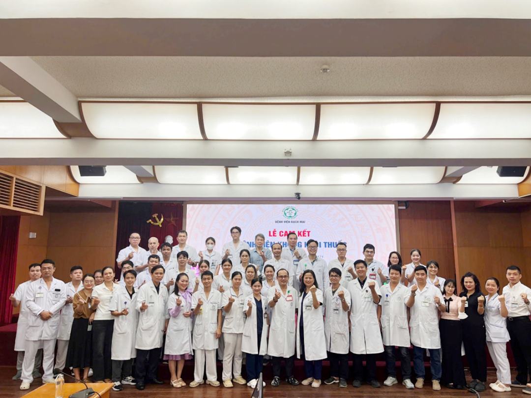 Bach Mai病院労働組合の直属部門の労働組合代表が、タバコの煙のない職場環境の構築に関するコミットメントに署名しました。写真:Thu Thao