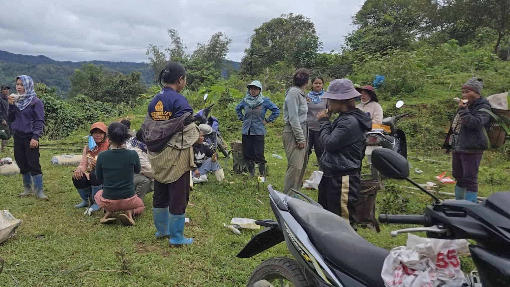 Nguoi dan thon Put gui vat lieu len nui lo hau su cho nan nhan sat lo o Da Nang. Anh: Parai