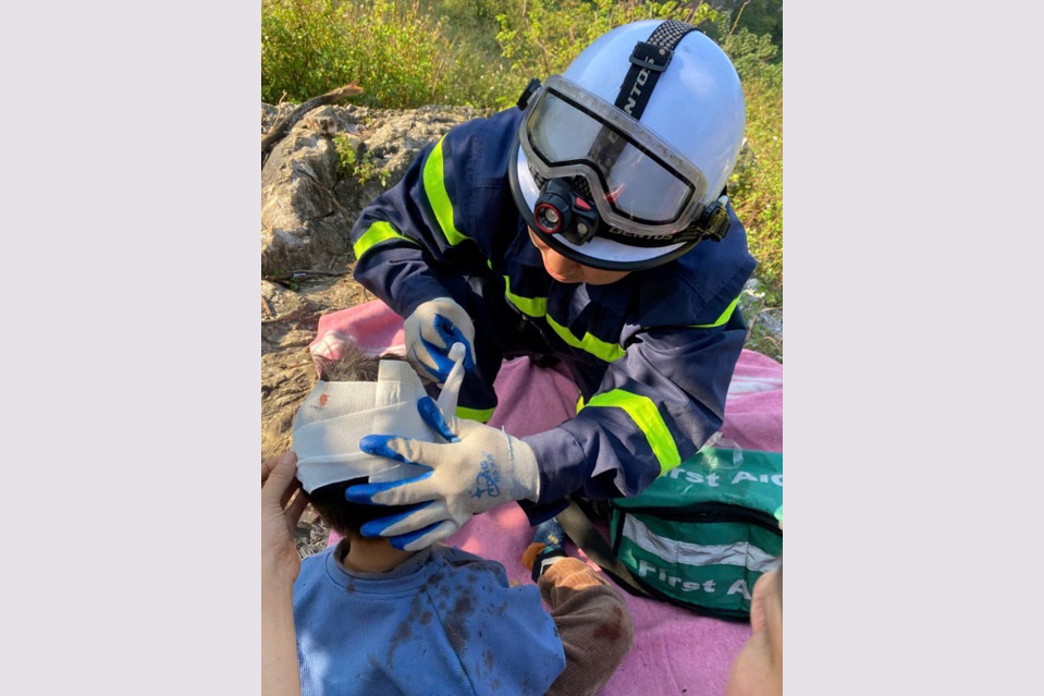 2 niños rescatados de forma segura por las fuerzas funcionales. Foto: Policia de Hanoi