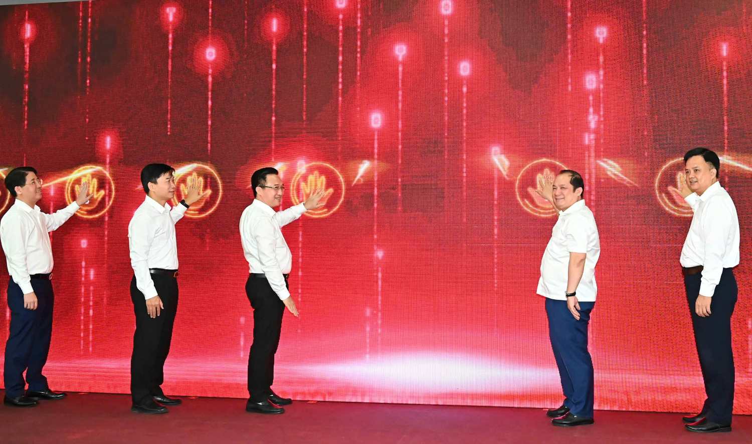 Ho Chi Minh City leaders performed the launching ceremony of the 15-day and night campaign to clean up and standardize data on Party organizations and Party members. Photo: Viet Dung