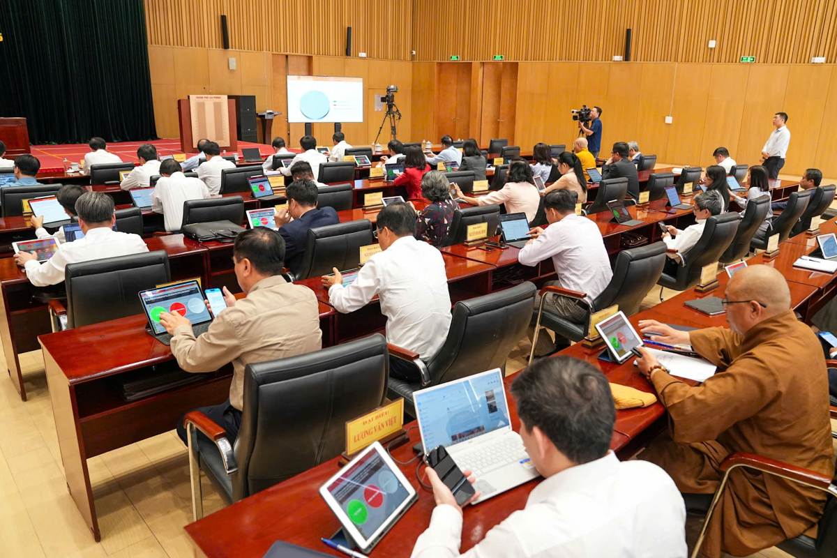 Delegates voted at the 31st Session (special session) of the 16th City People's Council. Photo: Hai Phong Portal
