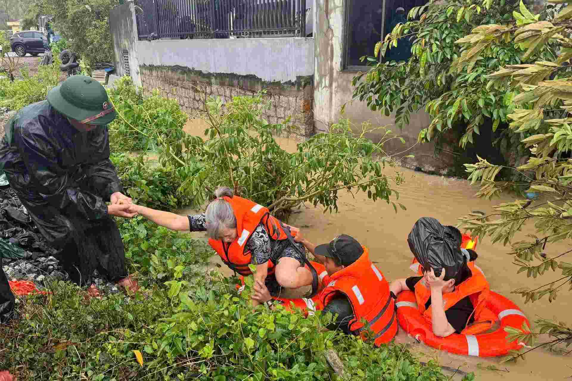 The functional forces providing relief to people in Gia Lai province were isolated. Photo: Hoai Phuong