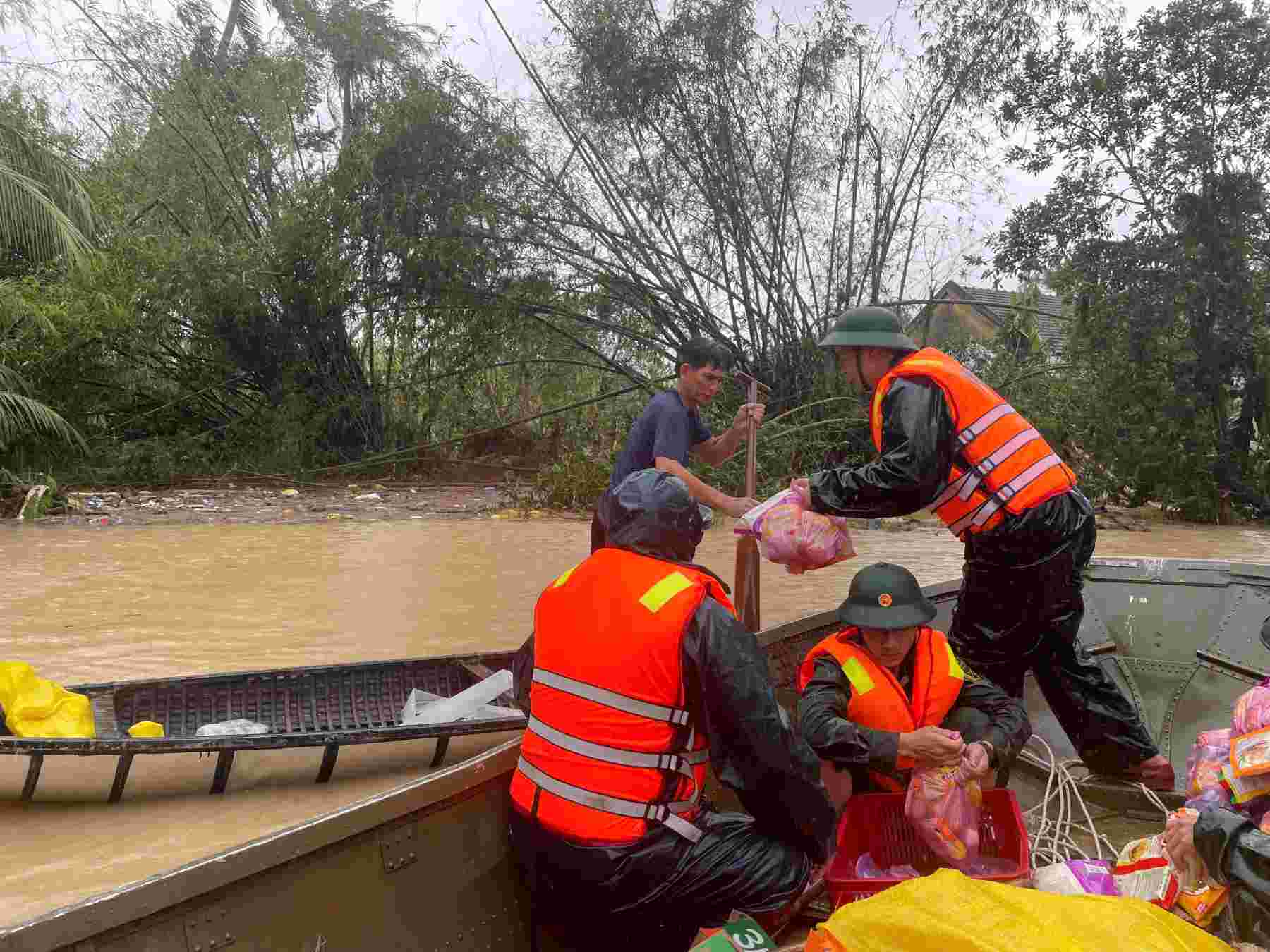 Cac don vi quan doi truc thuoc Quan khu 5 cuu dan vung lu Tuy An, Dak Lak (tinh Phu Yen cu). Anh: Tang Thuy