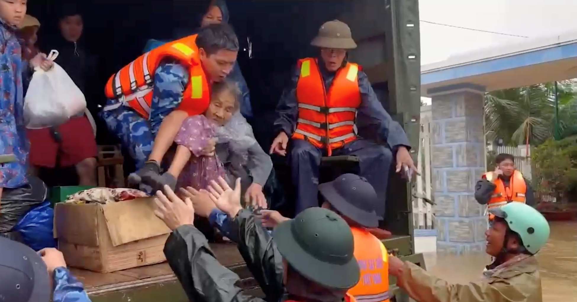 Cac don vi quan doi truc thuoc Quan khu 5 cuu dan vung lu Tuy An, Dak Lak (tinh Phu Yen cu). Anh: Van Vien