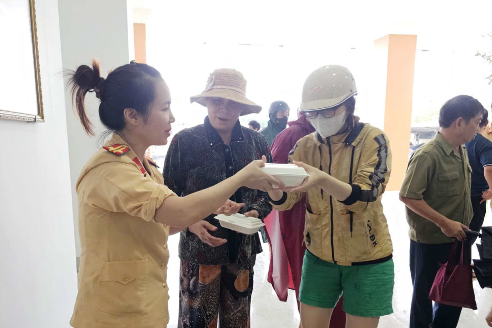 Luc luong chuc nang cuu tro nguoi dan tinh Gia Lai bi co lap. Anh: Hoai Phuong