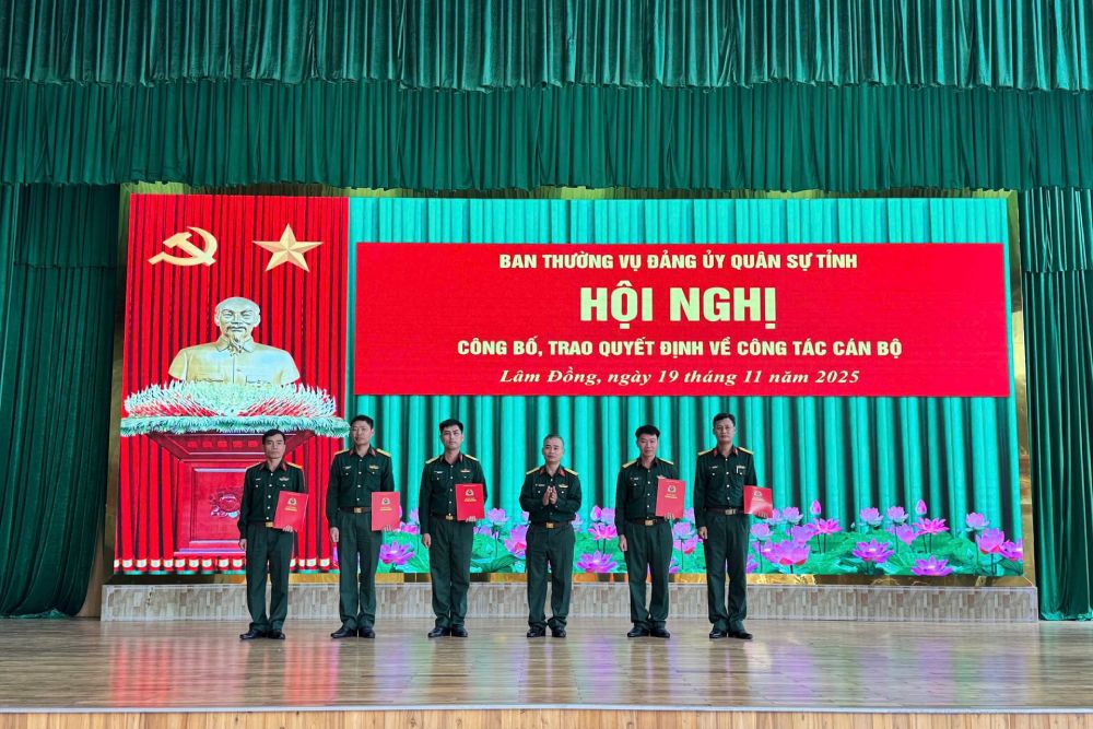 Colonel Nguyen Van Son - Member of the Provincial Party Committee, Political Commissar of the Lam Dong Provincial Military Command presented the decision to the military officers at the provincial Military Command. Photo: Ngoc Nga
